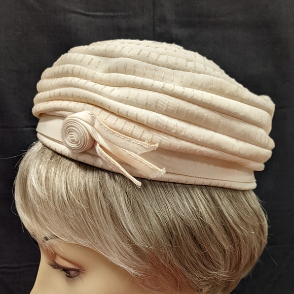 1950s Turban Hat Cream with Rose Ribbon detail, Great Gatsby 20s 30s Sty… main image 6